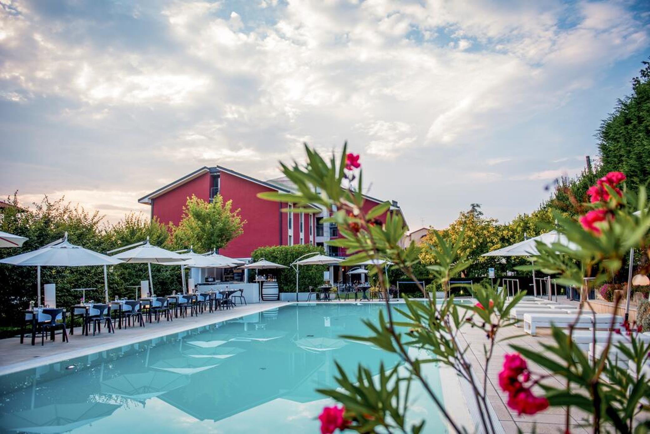 Red'S Redaelli Hotel Barzanò Екстериор снимка